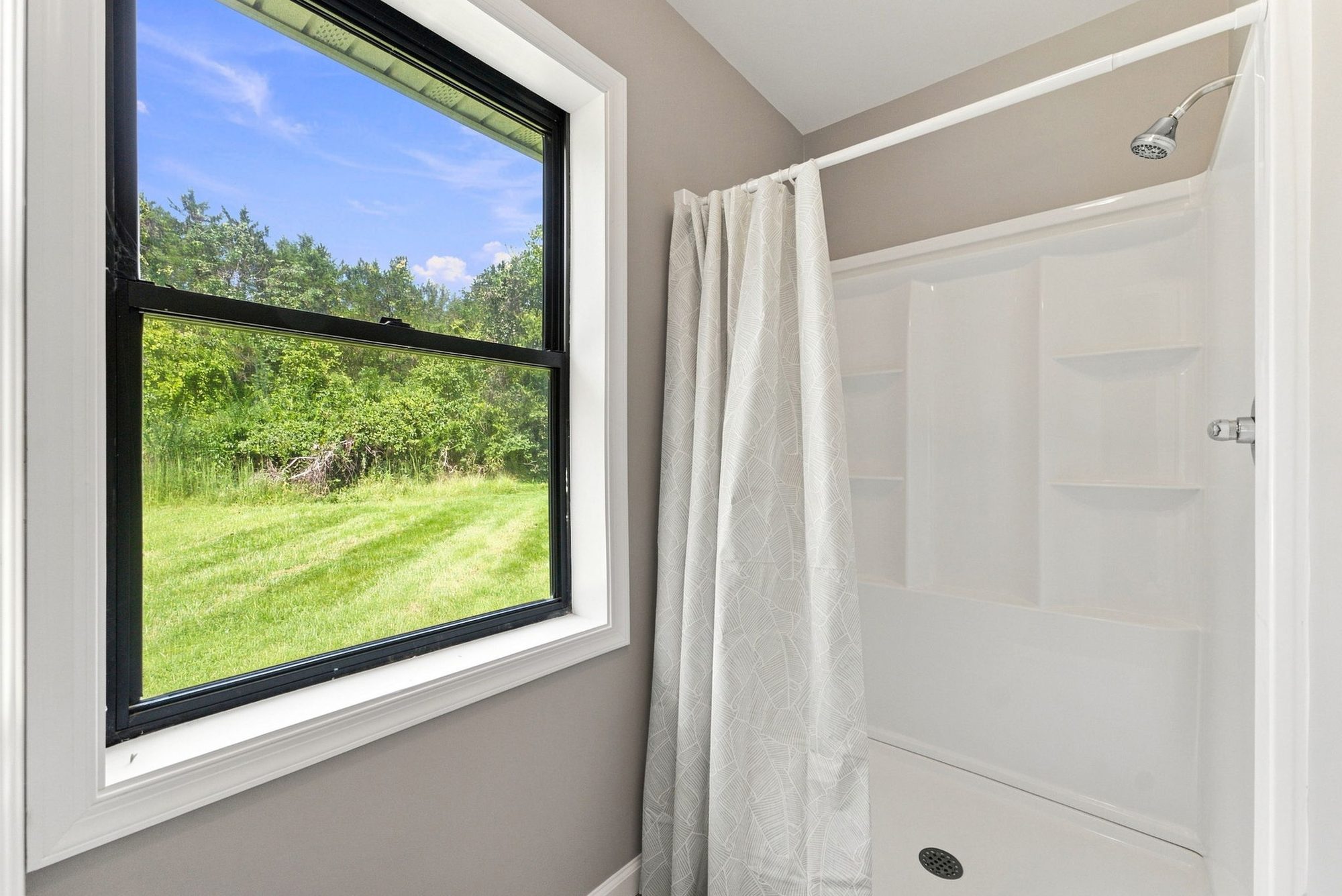Primary en-suite bathroom